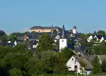 Schlo� Hachenburg (Westerwald-Kreis), im Vordergrund die Pfarrkirche  Altstadt-Hachenburg  - 29.08.2015