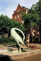 Vogelplastik des K�nstlers Zoltan Szekessi auf dem Friedensplatz in Oberhausen (6. September 2007). Im Hintergrund ein Teil des Polizeipr�sidiums.