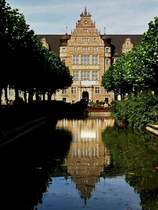 Amtsgericht am Friedensplatz, erbaut 1907 in den Formen der Renaissance (6. September 2007). Es ist der erste der repr�sentativen �ffentlichen Bauten, mit denen die noch junge Stadt Oberhausen, die anders als etwa Duisburg, Essen oder Dortmund keinen historischen Kern besitzt, ihrem Zentrum ein eigenst�ndiges Profil geben wollte.