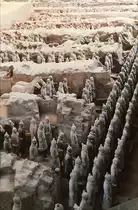 Soldaten der Terrakotta-Armee im Mausoleum  etwa 36 Kilometer nord�stlich von Xi’an in Zentralchina.  Etwa 6000 Soldaten, die wenn man genau hinschaut, so aufgestellt sind, dass sie alle vier Himmelsrichtungen bewachen, k�nnen hier bestaunt werden. Aufnahme: Mai 1989. (Bild vom Dia).