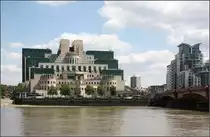 . Auch eine Baus�nde -

Auf der Nordseite der Vauxhall Bridge steht das SIS Building von Terry Farrell, er�ffnet 1994. Eine moderne Trutzburg.

27.06.2015 (Matthias)

