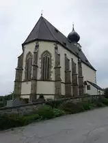Preying, Pfarrkirche St. Brigida, Saalkirche mit Steildach und wenig eingezogenem, f�nfseitig geschlossenem Chor, Westturm mit Zwiebelhaube, sp�tgotisch, erbaut im 15. Jahrhundert (25.04.2015)