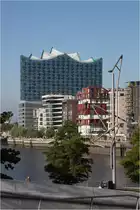 . Die Ostseite -

Da die Grundform fast ein Dreieck bildet, ist die nach Osten hin ausgerichtete Fassade deutlich breiter, als auf der anderen Seite.

10.10.2015 (M)