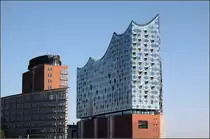 . Draufgesetzt -

Die Elbphilharmonie wurde auf ein vorhandenes Speichergeb�ude gesetzt. Von diesem sind allerdings nur noch die Fassaden vorhanden. Innen wurde ein Parkhaus eingebaut.

Hamburg, 10.10.2015 (M)