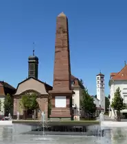 H�ningen (Huningue), das Denkmal f�r den korsischen General Abbatucci(1771-1796) der Kommandant der Festung H�ningen war, links die Garnisonskirche, rechts die Christk�nigkirche, Juli 2015