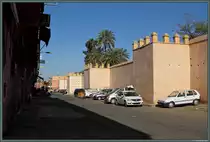 In der Rue Oqba Ben Naha sind die Reste der Stadtmauer von Marrakesch in j�ngster Zeit saniert worden. Die in den Mauern befindlichen L�cher dienen der Anbringung von Ger�sten. (Marrakesch, 20.11.2015)