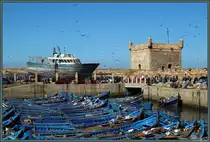 Zahlreiche blaue Fischerboote versammeln sich im Hafen der Stadt Essaouira an der marokkanischen Atlantikk�ste. Dieser wird von portugisischen Befestigungsanlagen, den Scala du Port gesch�tzt. Die Portugiesen hatten im 15. und 16. Jahrhundert einzelne Gebiete der marrokanischen K�ste erobert und die Stadt befestigt. (21.11.2015)