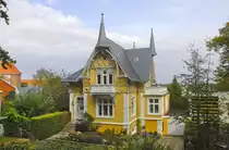 Reepschl�gerbahn 38 in Flensburg. Villa errichtet 1894 von Maurermeister Fl�gel und Sohn. Eingeschossiger Putzbau mit rustizierten Kanten und steilem, schiefergedecktem Satteldach �ber Kniestock in malerischen Landhausstil. Aufnahme: September 2011.
