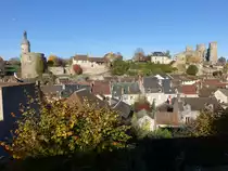 Bourbon-l´Archambault, Tour de Horloge und Burgruine der Herz�ge von Bourbon (31.10.2015)