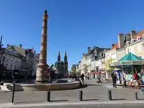 Moulins, Place de Allier mit Fontaine de Saincy und Sacre-Coeur Kirche (31.10.2015)