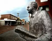 �Der lesende Mann� in der Brinkstraat in Beilen in Midden-Drenthe, Niederlande. Aufnahme: Mai 2011.