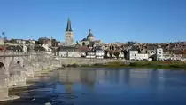 Altstadt von La Charite-sur-Loire mit Loirebr�cke von 1520 (31.10.2015)