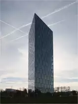 . Das Hochhaus und die Kondenstreifen -

Festo-Hochhaus in Esslingen-Zollberg. Da das Hochhaus auf rautenf�rmiger Grundfl�che aufgebaut wurde, wirkt es mal schlank, mal breit.

12.12.2015 (M)