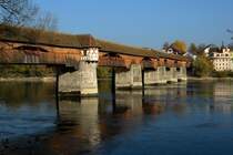 Holzbr�cke - Es gibt auch im November noch sch�ne Tage. Im milden Nachmittagslicht bekommen die Farben der alten Rheinbr�cke einen warmen Ton. 3.11.2007
