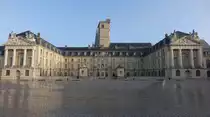 Dijon, Palais des Ducs, Palast der Herz�ge von Burgund, erbaut ab dem 17. Jahrhundert, Turm Tour Philippe le Bon aus dem 15. Jahrhundert, heute Rathaus und Museum der sch�nen K�nste (01.11.2015)