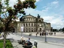 Dresden - Blick �ber den Theaterplatz auf die Semperoper. Aufgenommen im Mai 2013.