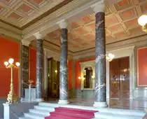 Dresden - Eingangsbereich von Schlo� Albrechtsberg, einem der 3 Elbschl�sser am Abhang der Loschwitzh�he zur Elbe, 1851-1854 erbaut 
Aufgenommen im Mai 2013. 