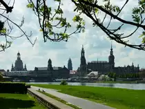 Dresden - der durch sein und ber�hmtes Gem�lde von 1748 bekannte  Canalettoblick , der silhouettenhafte Blick �ber die Elbe auf das historische Zentrum zwischen Frauenkirche und Schlo�ensemble.
Hier mit modernen Mitteln aufgenommen und bearbeitet im Mai 2013.
