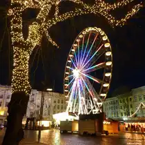 Auch nach Weihnachten gibt es noch Weihnachtsm�rkte in L�beck - am Rathaus und hier auf dem Platz gegen�ber dem Heilig-Geist-Spital  (30.12.2012)