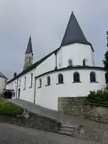 F�rstenstein, Pfarrkirche Maria Himmelfahrt, erbaut 1629 nach dem Vorbild der Hl. Kapelle in Alt�tting, Langhaus modern ausgebaut von 1956 bis 1957 (25.05.2015)