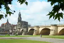Dresden - Die Augustusbr�cke �ber die Elbe als eine der Br�ckenverbindungen zwischen der Alt- und Neustadt Dresdens wurde seit ihrer steinernen Ersterrichtung 1275 mehrfach mindestens teilzerst�rt und in teils ver�nderter Form wieder aufgebaut; Das letzte Mal teilweise gesprengt vor Ende des 2. Weltkrieges und wiedererrichtet in unver�nderter Form 1949. Auch heute, 2015, befindet sie sich wieder im Umbau zwecks Verbreiterung und Sanierung.
Aufgenommen im Sept. 2015