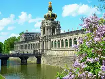 Dresden - Das  Kronentor  in der S�dwestfassade des Dresdner Zwingers ist wohl bereits millionenfach fotografiert worden, als ein Sinnbild f�r die Kunstrichtung des Barocks �berhaupt. Hier einmal w�hrend der Fliederbl�te .....
Aufgenommen im Mai 2015.