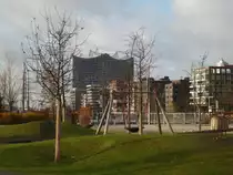 Hamburg Hafencity am , Blick vom Grasbrookpark  zu den H�usern am Dalmannkai am Grasbrookhafen, im Hintergrund die Elbphilharmonie /