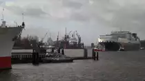 Hamburg am 9.12.2015, Hafenscene, links �berseebr�cke, gerade voraus das Werftgel�nde von Blohm + Voss, rechts unter Schlepperassistenz einlaufendes RoRo-Schiff /