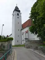 Hengersberg, Kath. Maria Himmelfahrt Kirche, sp�tgotischer barockisierter Saalbau mit eingezogenem Chor und S�dturm (25.05.2015)