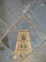 Regen am Morgen, ein bisschen Sonne am Nachmittag und eine Pf�tze - beste Voraussetzungen f�r ein Bild , dass aus dem Rahmen f�llt.
Als wir so von Pf�tze zu Pf�tze nach Spiegelbilder suchten wurden wir von etlichen Touristen schr�g angeschaut, l�sten dabei aber eine Nachamermanie aus.
14. Nov. 2007