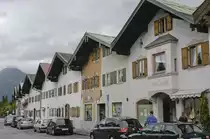 Stra�e im oberbayrischen Mittelwald. Aufnahme: Juli 2008.