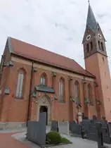Schwanenkirchen, St. Laurentius Kirche, neugotischer Saalbau mit eingezogenem sp�tgotischem Chor und S�dturm, Langhaus und Turm 1854 (25.05.2015)