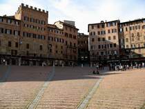 Die Geb�ude von Siena wurden meist aus rotem Backstein erbaut.  Teilansicht des Piazza del Campo. 
(13.11.2007)