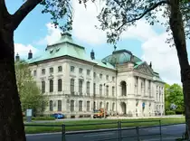 Dresden - das Japanische Palais, nur durch einen Park vom Elbufer getrennt, liegt auf der Neust�dter Elbseite, diente seit 1786 als kurf�rstliche Bibliothek, aus der sp�ter die S�chsische Landesbibliothek hervorging. Bei der Zerst�rung Dresdens im Febr. 1945 nahm es ebenfalls schwerste Sch�den, deren Beseitigung erst 1987 abgeschlossen werden konnten. Danach diente es vornehmlich als Museum f�r V�lkerkunde.
Aufgenommen im Mai 2013.