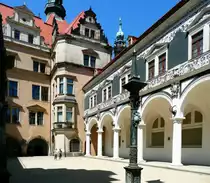 Dresden - 22 Arkaden (von 1588) verbinden vom Durchgang des Georgentors als sog .  Langer Gang  dieses mit dem Johanneum. Dieser Bereich war als  Stallhof  vor dem Bau des Zwingers der h�fische Turnierplatz.
Aufgenommen im Mai 2012.