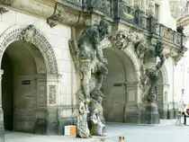 Dresden - Das Georgentor, der Beginn der Schlo�stra�e vom Schlo�platz her und gleichzeitig der Zugang zum Schlo�bezirk.
Aufgenommen im Mai 2010.