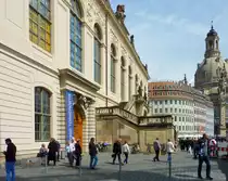 Dresden - das Johanneum mit seiner dekorativen Freitreppe, im Hintergrund die Frauenkirche. 
Aufgenommen im Mai 2015