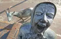 Die phantastische Figurengruppe �Das Wahlversprechen� auf dem Marktplatz in Harrislee wurde im Jahr 1993 von dem Bildhauer Bernd Maro fertiggestellt. Aufnahme: August 2012.