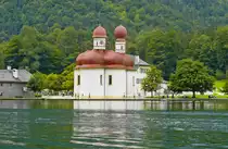 Die St. Bartholom�-Kirche vom K�nigssee aus gesehen. Aufnahme: Juli 2008.