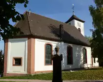 Broggingen, die evangelische Kirche hoch �ber dem Ort, erbaut 1738-46, der Turm ist wesentlich �lter, Okt.2015