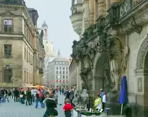 Dresden - der Blick vorbei am Georgentor (re., dem Eingang in den Schlo�bereich) und dem St�ndehaus, dem Sitz des s�chsischen Landtags (li.) auf die Frauenkirche im Hintergrund. 
Aufgenommen im Mai 2010.
