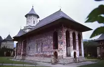Die innerhalb der Klostermauern befindliche Klosterkirche Moldovița, die Mari� Verk�ndigung geweiht ist, wurde 1993 gemeinsam mit sechs anderen Moldaukl�stern in die Liste des UNESCO-Weltkulturerbes aufgenommen. Aufnahme: Juli 1989 (Bild vom Dia).