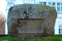 Der Gedenkstein: „Friedrich Franz I. gr�ndete hier Deutschlands erstes Seebad – 1793“ steht in  Heiligendamm (Stadt Bad Doberan, Landkreis Rostock, Mecklenburg-Vorpommern, November 2011)