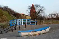 Der Turm der Backsteinkirche St.-Johannes in Rerik und der Aufstieg zum Schmiedeberg (Landkreis Rostock, Mecklenburg-Vorpommern, November 2011)