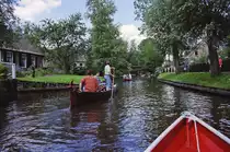 Giethoorn ist eine Ortschaft von 2500 Einwohnern in der Provinz Overijssel, Niederlande. Sie wird wegen der vielen Grachten im Ort auch �das Venedig des Nordens� genannt. Dieses acht Kilometer lang geschl�ngelt um einen Dorfkanal (dorpsgracht) angelegte Dorf liegt inmitten des Naturschutzgebietes �De Wieden�. Aufnahme: Juli 1996 (Bild vom Dia).