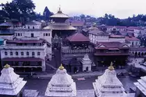 Blick auf den nur f�r Hindus zug�nglichen Teil von Pashupatinath bei Kathmandu. Aufnahme: September 1988 (Bild vom Dia).
