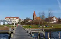 Seepromenade und dahinter die Kirche St.-Johannes in Rerik (Landkreis Rostock, Mecklenburg-Vorpommern, November 2011)