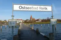Blick vom Anleger am Salzhaff hin�ber zur Seepromenade und dahinter die Kirche St.-Johannes in Rerik (Landkreis Rostock, Mecklenburg-Vorpommern, November 2011)