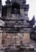 Ausschnitt aus einem Wandrelief in der buddhistischen Tempelanlage Borobudur (auch Borobodur) auf Java.  Aufnahme: M�rz 1989 (Bild vom Dia).