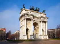 
Der Arco della Pace (Friedensbogen) ist ein Triumphbogen auf der Piazza Sempione im Bereich des Castello Sforzesco in Mailand, hier am 28.12.2015. 

Der in klassizistischem Stil erbaute, 1807 begonnene, 1838 fertiggestellte Bogen sollte zun�chst an den Ruhm Napoleons und dann an den Europ�ischen Frieden von 1815 erinnern.

Das von Luigi Cagnola geplante 25 m hohe Bauwerk zur monumentalen Ausgestaltung der Porta Sempione war bereits zu etwa zwei Dritteln fertiggestellt, als das italienische K�nigreich Napoleons fiel und die Arbeiten eingestellt wurden. Sie wurden erst 1826 fortgesetzt und das Werk dem Frieden von 1815 gewidmet. 